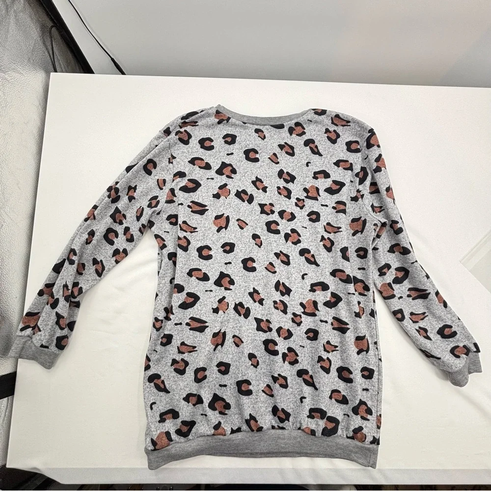 Women’s Leopard Pullover in Grey with Black and Brown spots in Size Large - Picture 7 of 8